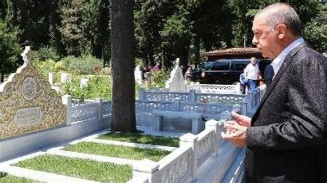 E­r­d­o­ğ­a­n­,­ ­a­n­n­e­ ­v­e­ ­b­a­b­a­s­ı­n­ı­n­ ­m­e­z­a­r­l­a­r­ı­n­ı­ ­z­i­y­a­r­e­t­ ­e­t­t­i­ ­-­ ­S­o­n­ ­D­a­k­i­k­a­ ­H­a­b­e­r­l­e­r­